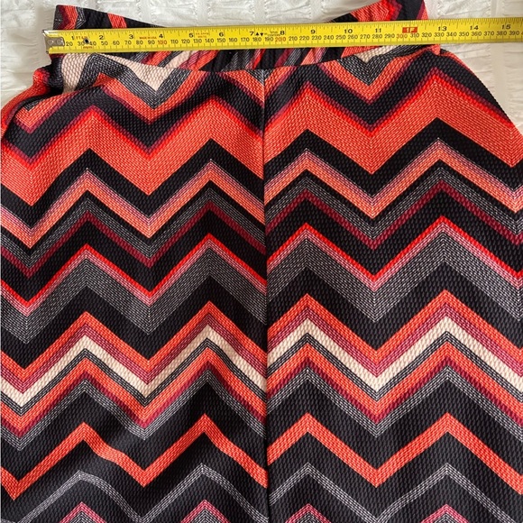 Retro Chevron Patterned Skirt - Salmon and Black - Picture 5 of 6